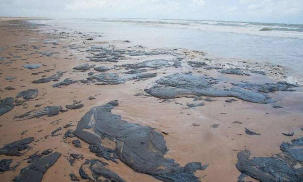 Imagem de manchas de óleo em praia do Sergipe. Foto: Governo do Sergipe