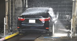 foto de carro preto sendo lavando com água de reuso