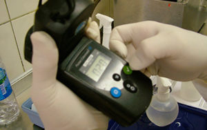 Técnico utilizando um medidor de cloro (Clorímetro)