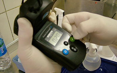  Técnico utilizando um medidor de cloro (Clorímetro).