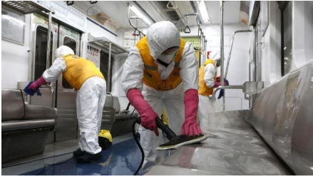 Rigorosas sessões de desinfecção de ambientes e superfícies são feitas em trens, metrôs e ônibus da Coréia do Sul / Imagem: Getty Images