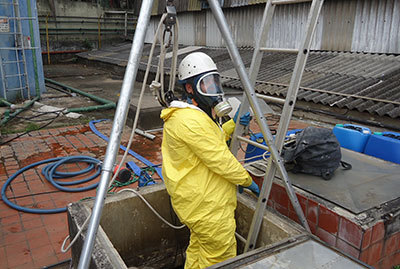 Colaborador da Microambiental se preparando para realizar uma operação de higienização de reservatório devidamente aparamentado com equipamentos de proteção individual ( EPI’s).  