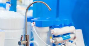 Efeitos do biofilme em sistemas de água purificada