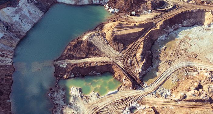 foto aérea de mineração em pedreira com lago