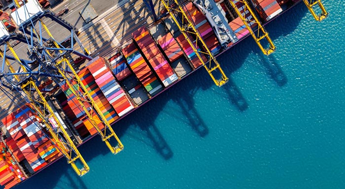 Foto aérea de navio de carga com containers atracado no porto