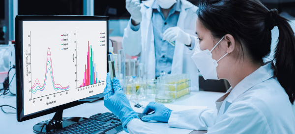 Técnica em laboratório realizando Análise de Água Ultrapurificada