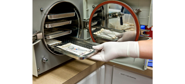 Foto de bandeja de instrumentos cirúrgicos sendo retirados da autoclave