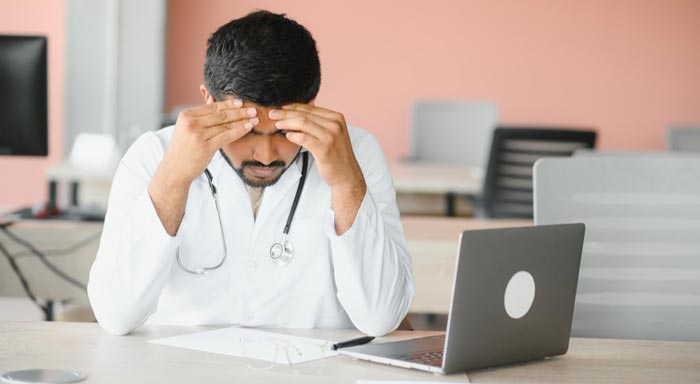 jovem médico preocupado