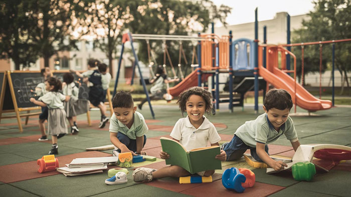 Crianças estudando e brincando em parque escolar