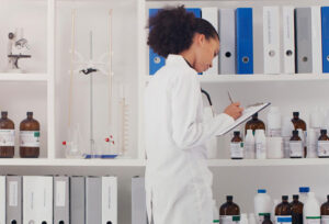 Farmacêutica realizando relatório