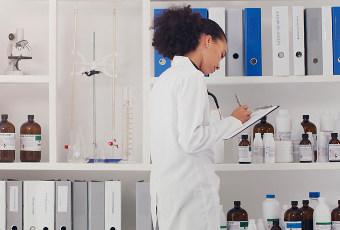 Farmacêutica realizando relatório