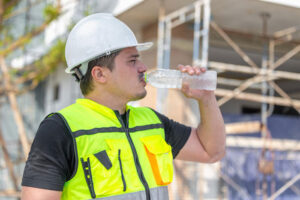 Funcionário construtora bebendo água potável