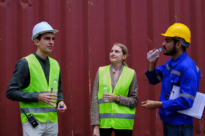 Trabalhadores da Construção Civil bebendo água