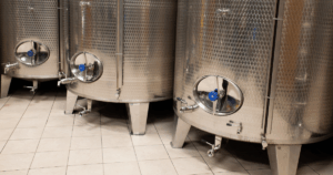 Tanque industrial de glicose sendo higienizado por equipe técnica especializada