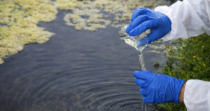 “Ilustração técnica sobre PFAS na água e impactos ambientais